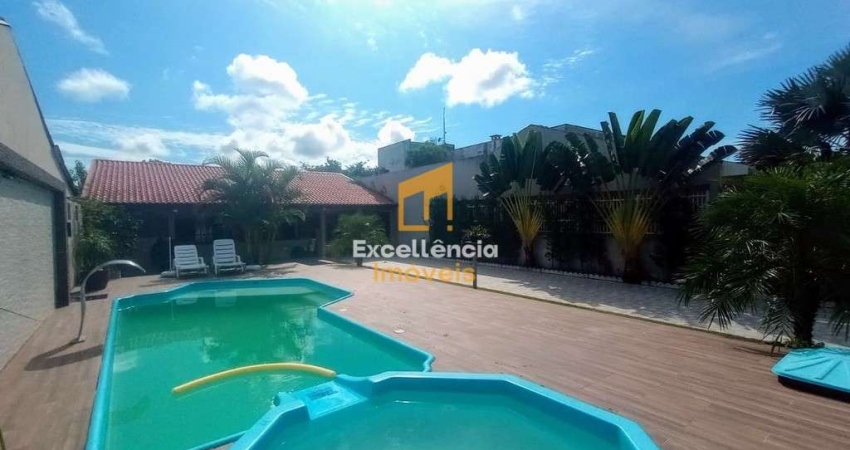 Casa com piscina perto do mar