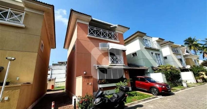 Aconchegante casa em condomínio fechado à 300m da praia!