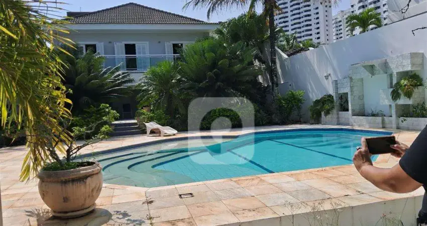 Casa em condominio alto padrão com 05 quartos, quintal , piscina e segurança total