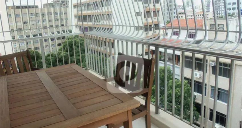 Lindo apartamento na Tijuca todo reformado próximo ao metrô com duas vagas na garagem.