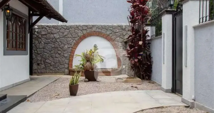 Mansão no condomínio maramar, com 6 suítes, piscina e vagas de garagem.