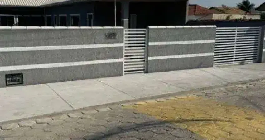 Casa à venda com piscina, localizada em condomínio com segurança 24hrs.