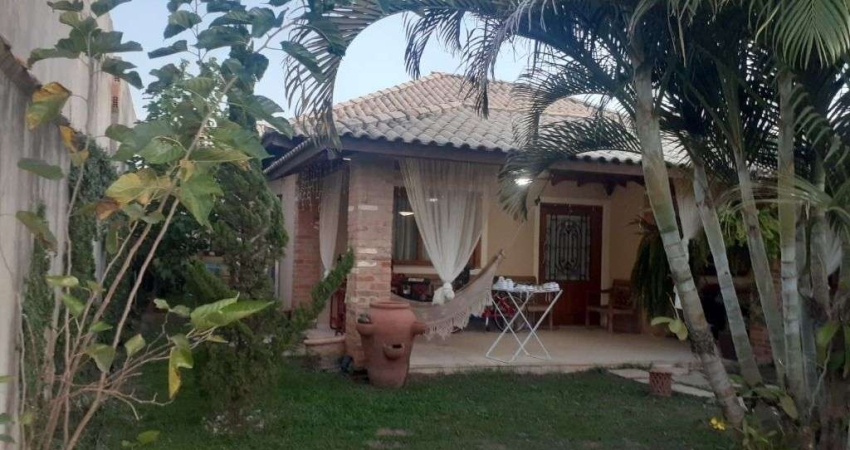 Casa com 3 dormitórios à venda, 125 m² por R$ 800.000 - Fazendinha - Araruama/RJ