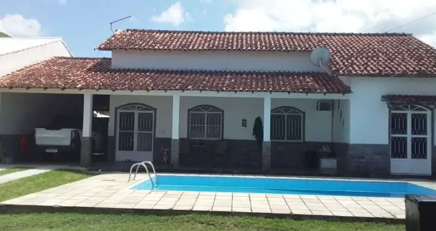 Casa com 3 dormitórios à venda, 300 m² por R$ 330.000,00 - Três Vendas - Araruama/RJ