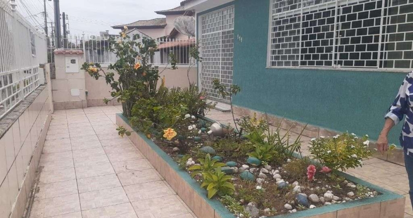 Casa com 4 dormitórios à venda, 450 m² por R$ 700.000,00 - Centro - Araruama/RJ