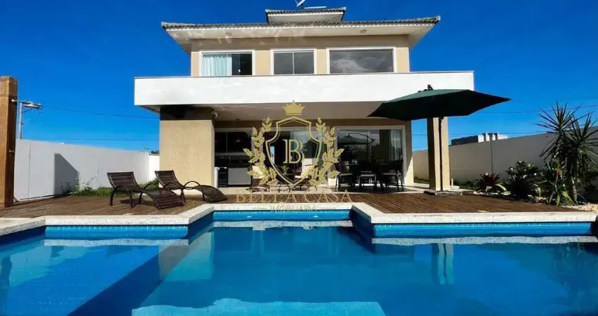 Casa em Condomínio Frontal com 3 Suítes, 4 Vagas e Financiamento em Cabo Frio (Ogiva)