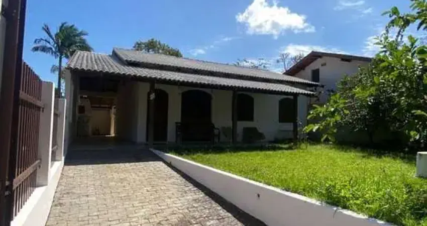 Casa com 3 quartos para alugar no Armação, Penha