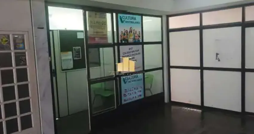 Loja com Sobreloja no Coração do Centro Comercial Benfica - Oportunidade para Investidores