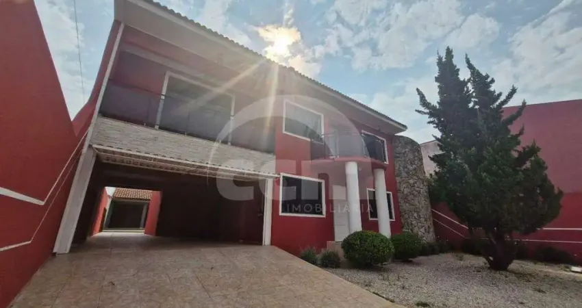 Sobrado com 4 quartos sendo 3 suítes no Bairro Uvaranas