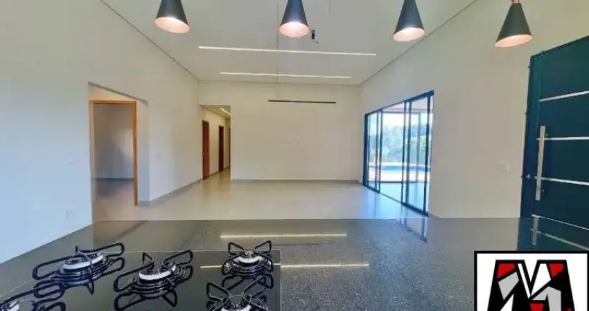 Casa térrea de fino acabamento recém construída condomínio fechado bairro do Caxambu