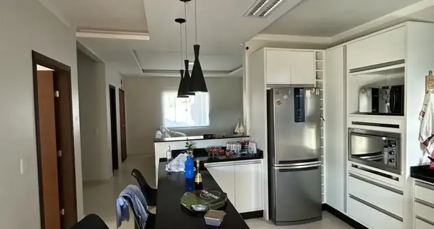 Linda casa pertinho da praia com piscina em dois terrenos com cinco quartos