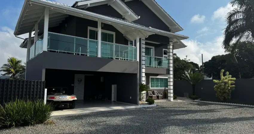 Linda casa com tres quartos as margens do rio piçarras ,acabamento alto padrão