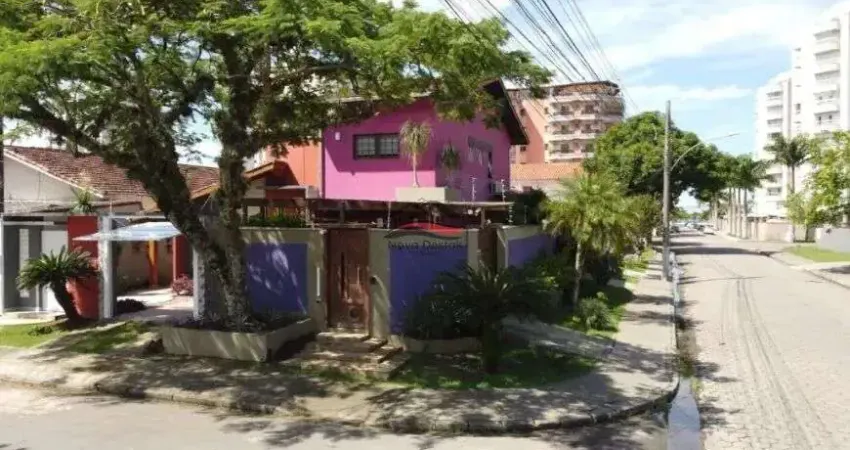Sobrado à venda no bairro Indaiá em Caraguatatuba - com localização privilegiada.