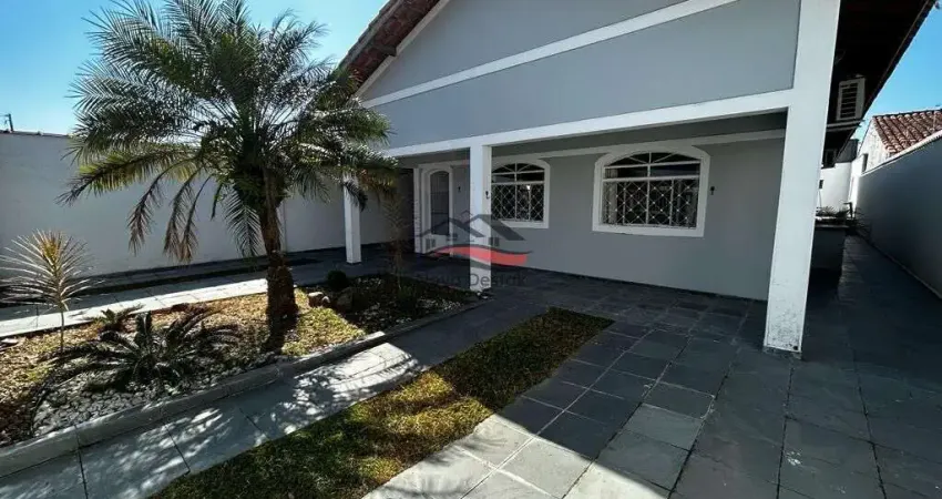Casa à venda no bairro Jardim Britânia - Caraguatatuba/SP