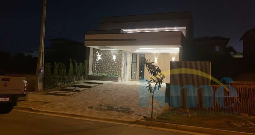 Casa térrea em Condominio c/ 3 Dorms., sendo 1 suíte