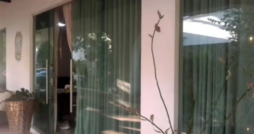 Via imóveis baixamos o aluguel  da casa em granja com  piscina e área de reserva ambiental  para 3 mil  ponto de referência  km 6,5  entrar na rua entre o fazeventus e o colégio gge . depois entrar a