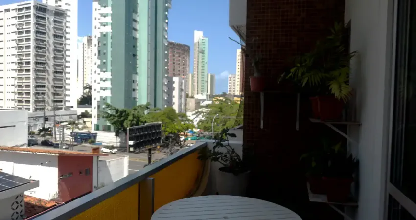 apartamento amplo com um preço justo com 3 quartos sendo 1 suíte numa excelente localização ótimo para quem gosta de correr na praia você vai andando para a melhor orla urbana do Estado de Pernambuc