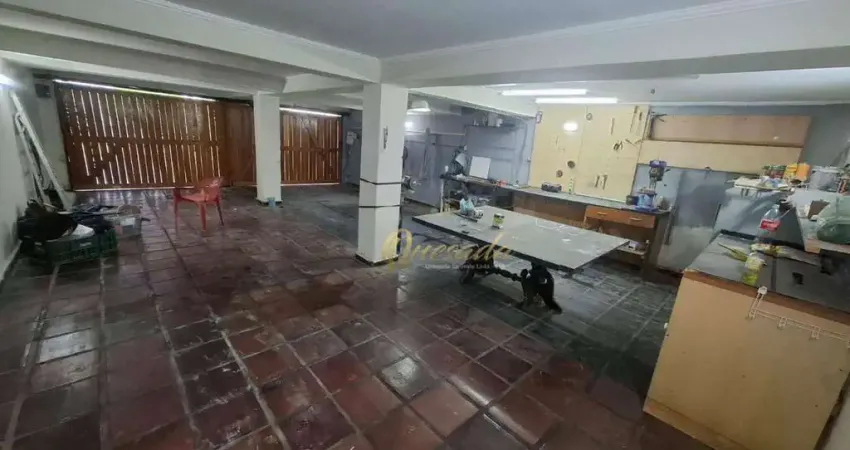 Casa térrea para locação, 4 dormitórios, 3 suítes, porão, quintal, Centro, Indaiatuba.