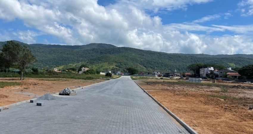 LINDO TERRENO COM VISTAS PARA A MONTANHA
