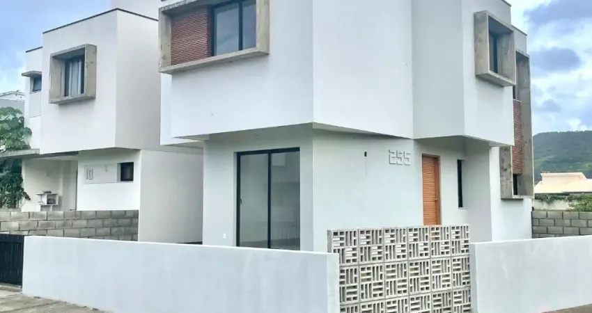 Lindo sobrado, no Loteamento Pedra Branca em Garopaba