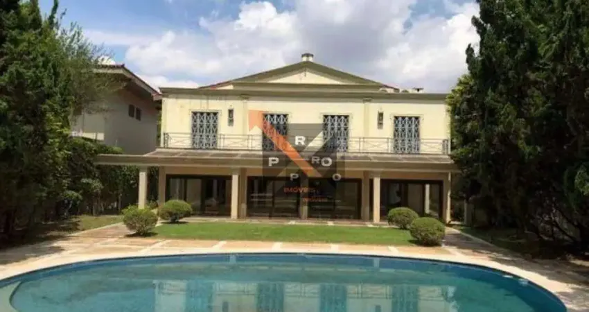 Casa excepcional no Morumbi com 960m²A.C-Ótimo lazer, contando com piscina e ampla área verde. Possui armazém privativo, sacada, lareira