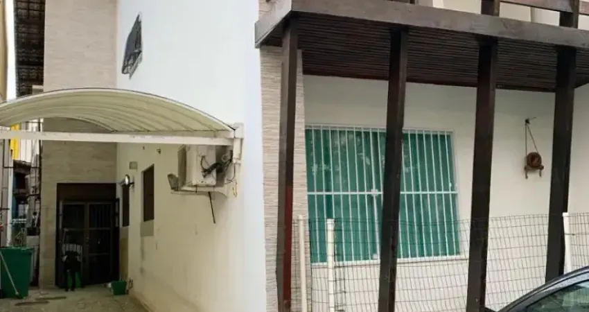 Excelente casa 4/4 com dependência, piscina e garagem para 4 carros, em rua excelente com segurança.