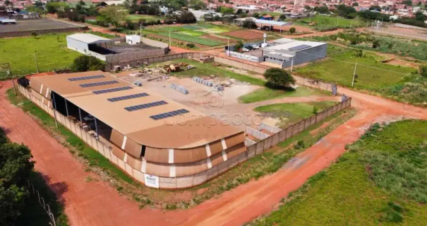 Amplo barracão com 6.257m² de área total e 1.474m² de área útil.