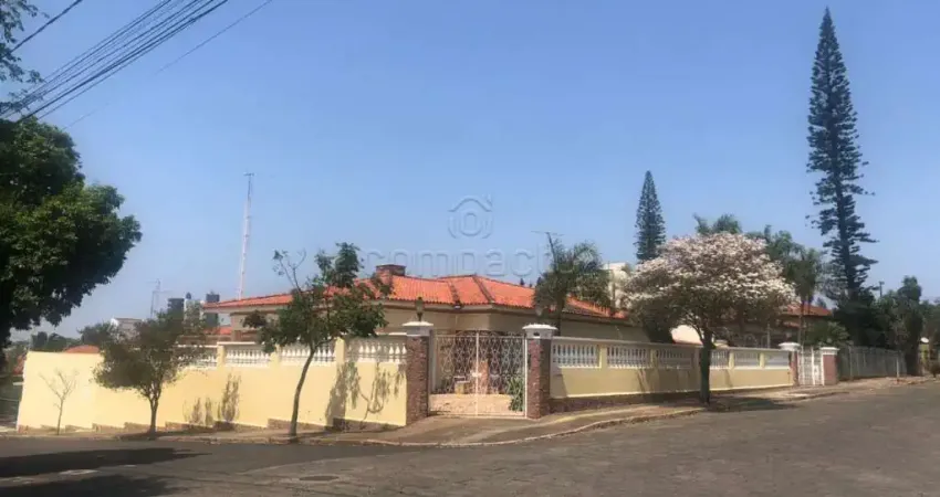 Casa com 4 Quartos e Piscina à venda, 450m² - Garça/SP