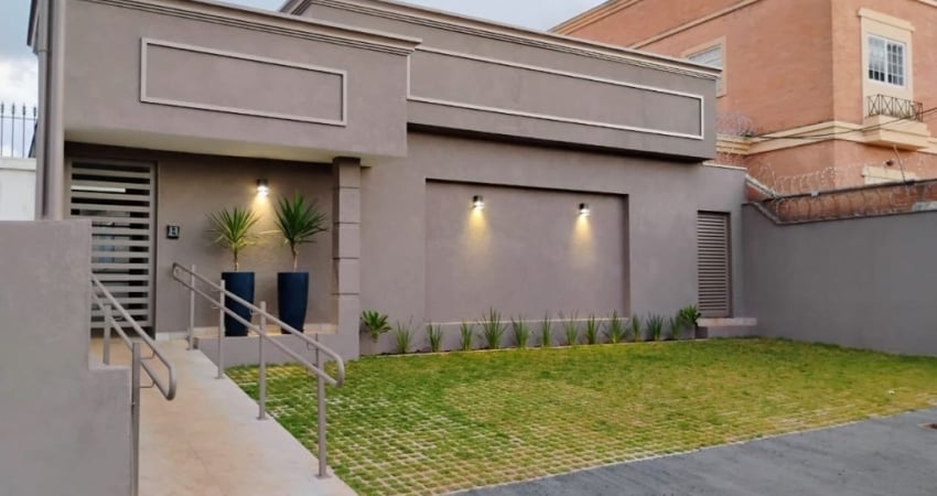 Maravilhosa casa Térrea-comercial estilo neo clássico- iluminação- totalmente reformada- contendo 05 salas - 6 banheiros - 4 vagas de garagem - recepção - rampa de acesso - entrada com portaria dupla.
