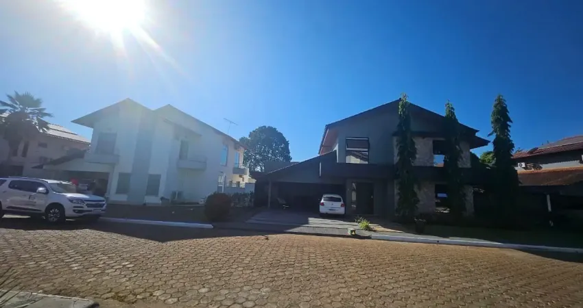 Oportunidade -locação por apenas r$ 7.900,00- lindo sobrado no condominio forte principe-piso superior contendo 2 suites + 2 dormitórios- banheiro social - varanda-sala íntima-piso inferior: living so