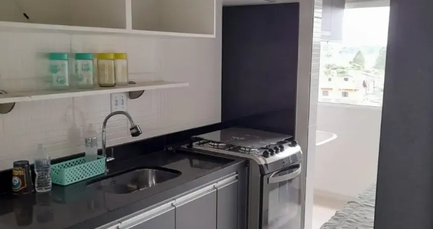 Apartamento em embu-guaçu, com móveis planejados e sacada.