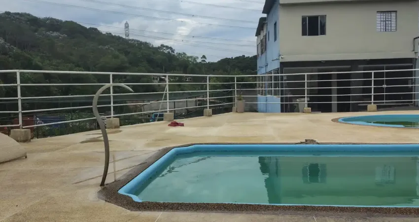Sitio para renda extra, 1500² de área, com piscina e quadra de esporte.