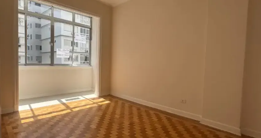 Ótimo apto 2 dormitórios, 2 banheiros, na primeira quadra da praia !