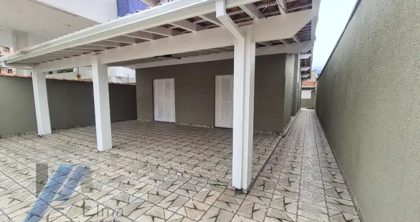 Ubatuba, Centro - Casa com 03 dormitórios, sendo 01 suíte com terreno de 306 m2.