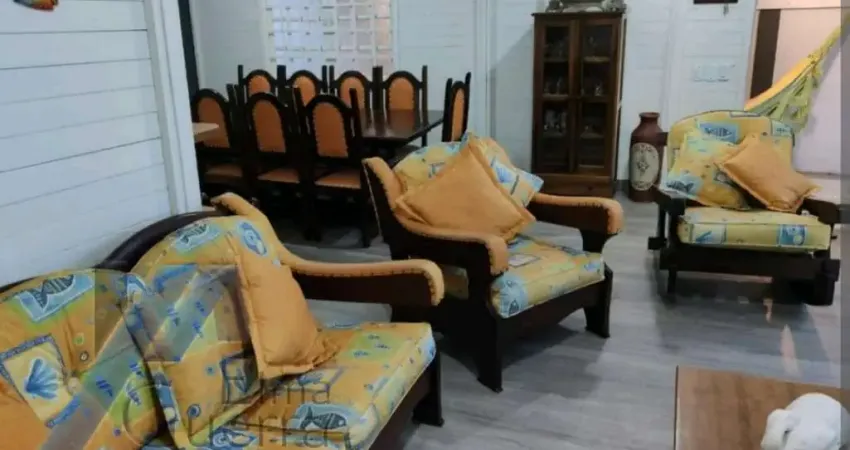 Ubatuba, Toninhas - Casa mobiliada com 05 dormitórios, sendo 03 suítes.