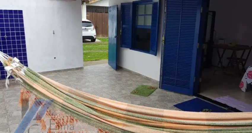 Ubatuba, Itaguá - Casa com 03 dormitórios, sendo 01 suíte, a 100 metros do mar..