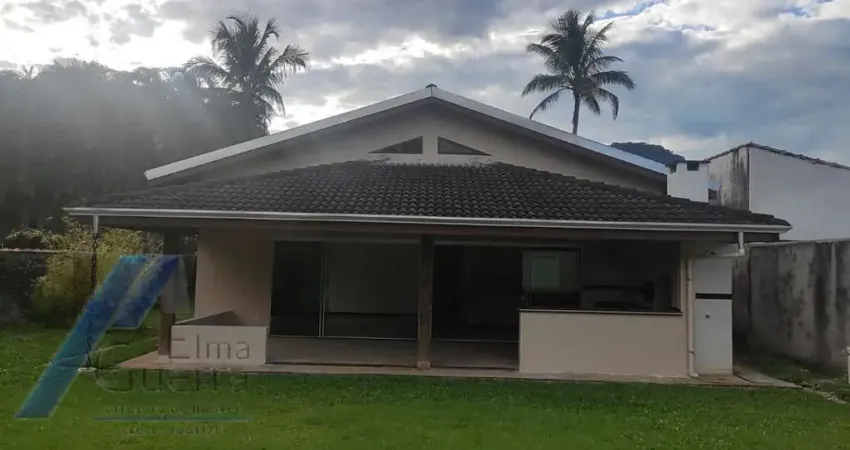 Ubatuba, Horto - Condomínio Park Hills, Casa com 03 dormitórios, sendo 01 suíte.