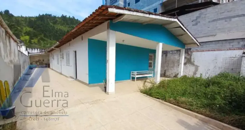 Ubatuba, Toninhas - Casa a 600m da praia com 03 dormitórios, sendo 01 suíte.