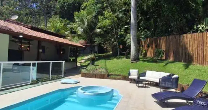 Ubatuba, Toninhas - Casa a 800m da praia com 04 dormitórios, sendo 02 suítes e area de lazer.