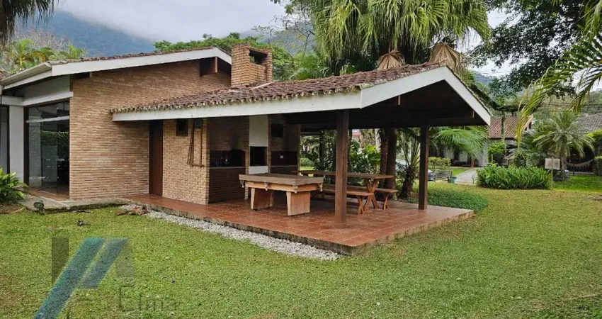 Ubatuba - Condomínio Pedra Verde, Lazaro - Linda casa com 03 dormitórios sendo 02 suítes com área de lazer, à 100 metros do mar.