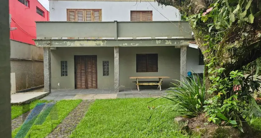Ubatuba, Itagua - Casa sobrado bem localozado com 04 dormitórios a 100 metros do mar.