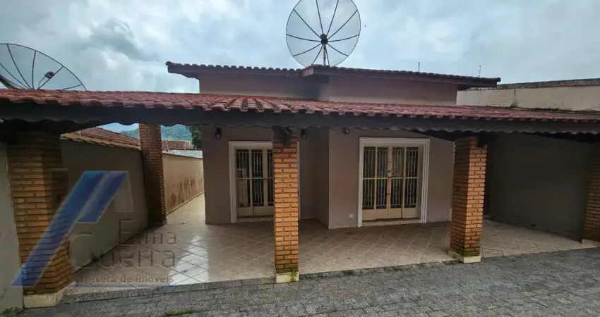 Ubatuba, Pereque Açu - Casa bem localizada com 03 dormitorios sendo 01 suite.