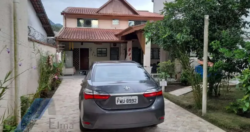 Ubatuba - Pereque açu. Casa sobrado com 03 suítes, a 400 metros da praia.