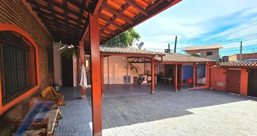 Ubatuba, Pereque Açu - Casa com 03 dormitórios sendo 02 suítes com energia solar.