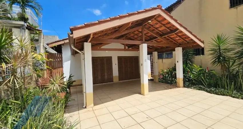 Ubatuba, Itagua - Casa bem localizada com 03 dormitórios à 50 metros da orla do Itagua..
