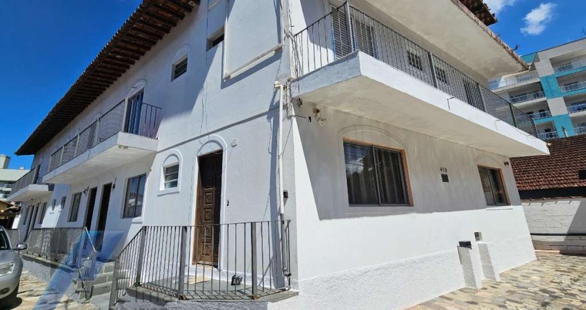 Ubatuba, Praia Grande - Edificio residencial com 09 apartamentos à 600 metros do mar.