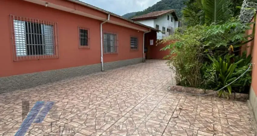 Ubatuba, Ipiranguinha - Casa com 03 dormitórios sendo 01 suíte com terreno de 356 m2.