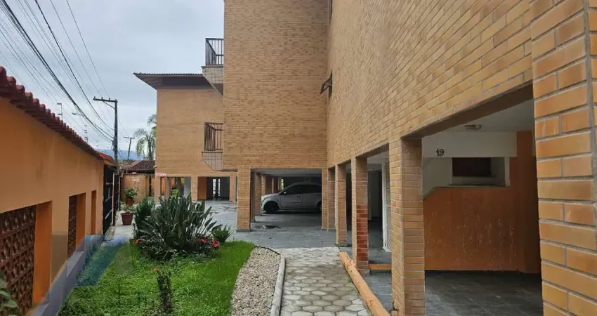 Ubatuba, Praia Grande - Apartamento com 02 dormitórios a 300 metros do mar.