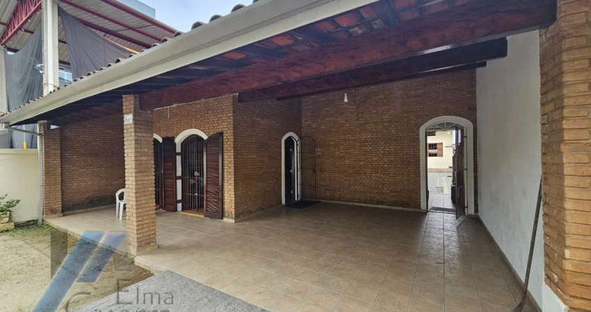 Ubatuba, Pereque Açu - Casa com 03 dormitórios sendo 01 suítes a 200 meros da praia.