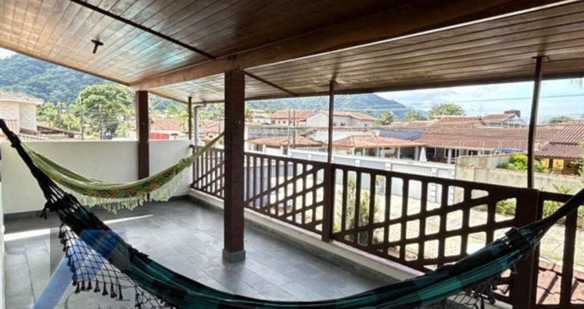 Ubatuba, Jardim Samambaia - Casa com 04 dormitórios, mais 03 lofts.